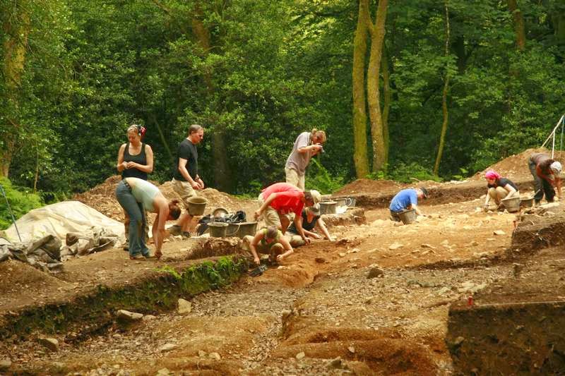 Archeologen aan het werk op Mont Beuvray bij het opgraven van Bibracte in Bourgondie Franrkijk